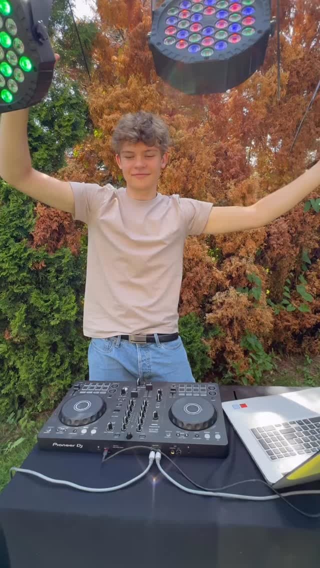 A tak wygladają testy sprzętu na wasze imprezy😂
.
.
.
.
.
.
.
.
#organizacjaimprez #rzeszow #nagłośnienie #wynajemdj #eventrzeszow #eventrzeszow #impreza #luxmusik #wynajemsprzętu #plener #klub #estrada 

@xkrzakux
@luksmainlesia